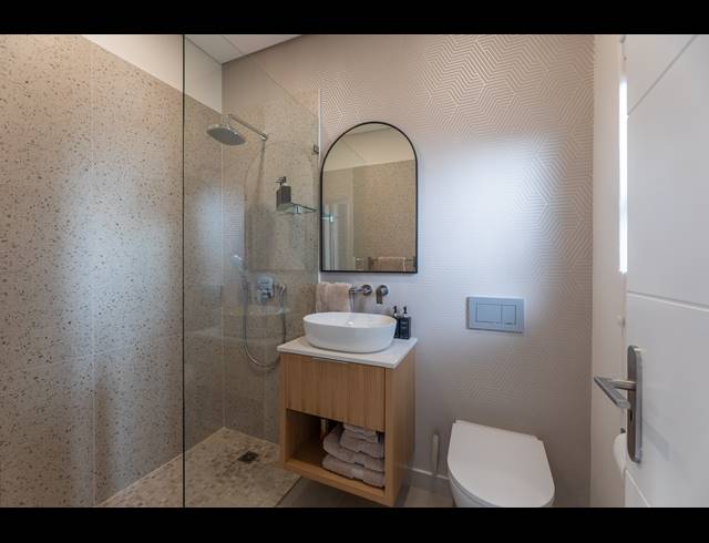 2 BEDROOM APARTMENT TO LET IN SEA POINT